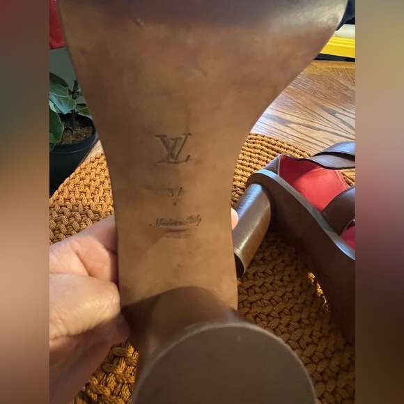 LOUIS VUITTON
Calfskin Monogram Ocean Drive Heeled Sandals 37 Cognac - Picture 12 of 12